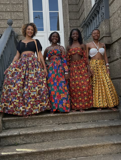 Participantes com roupas de estampas afro em encontro cultural
