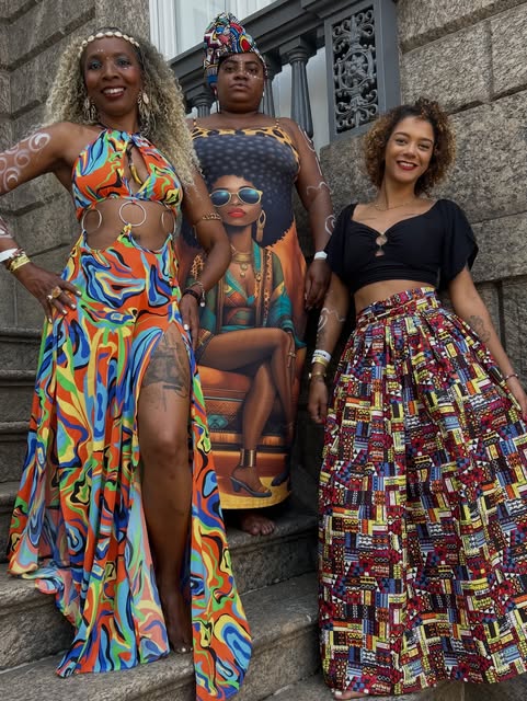 Participantes com vestidos de estampas afro