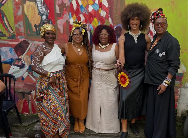 Mulheres reunidas em um encontro cultural