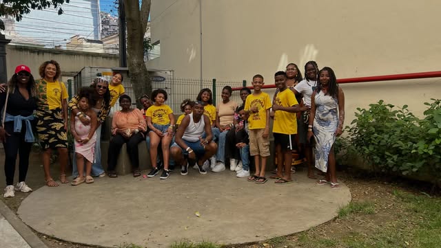 Crianças, adolescentes e adultos reunidos em atividade do projeto