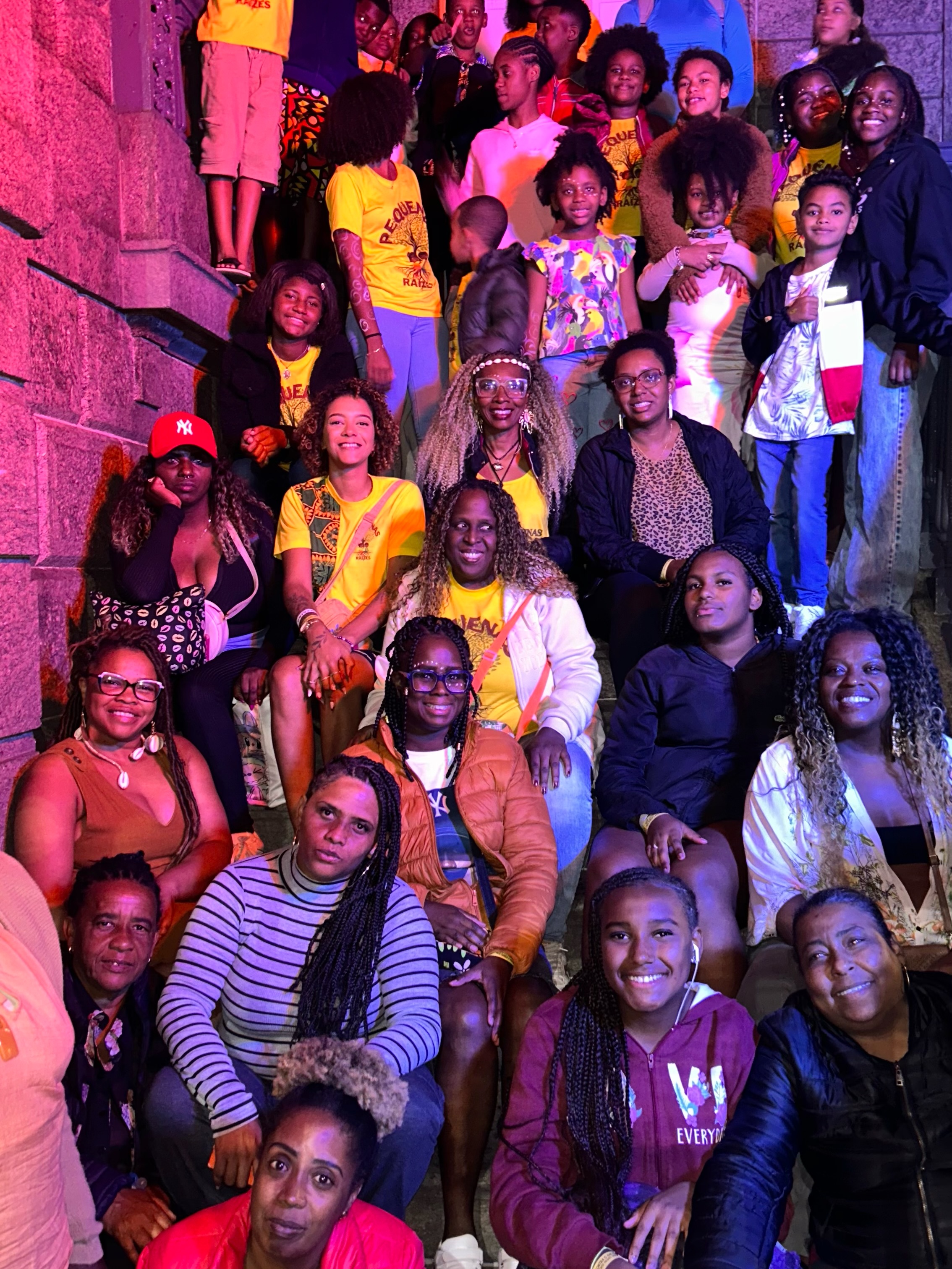 Crianças, jovens e adultos do projeto reunidos na escadaria do MUCAB